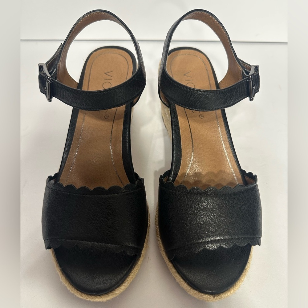 Vionic Black Leather Espadrille sandals size 5 pre owned Exellent condition.